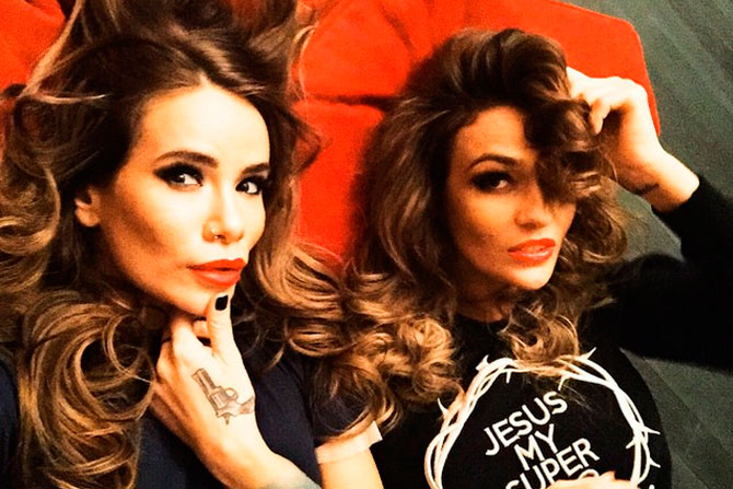 У Айзы есть пистолет, а у Алены надпись на груди