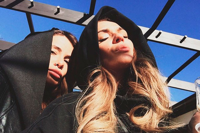 Девушки в черных капюшонах