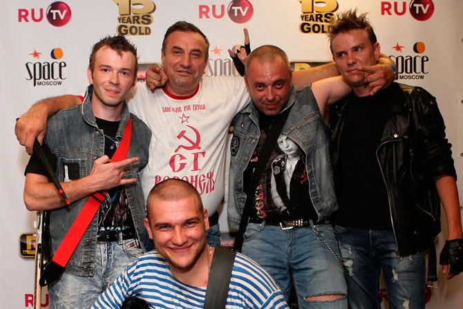 Группа CГ ("Сектор газа") задорно улыбается и без надобности не сквернословит