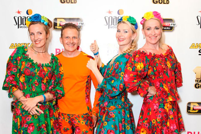 Солистки "Балаган Лимитед" все еще вопрошают со сцены у неведомого ухажера: "Че те надо?"