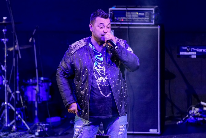 Артисты, под чьи хиты отрывалась молодежь в 90-е и нулевые, приняли участие в сборном концерте. Зрители увидели, какими стали лидер "Руки вверх!" Сергей Жуков, участницы группы "Стрелки", коллективы VIRUS!, DEMO, Revolvers, "Блестящие", Plazma, "Пропаганда", "Балаган Лимитед" и другие