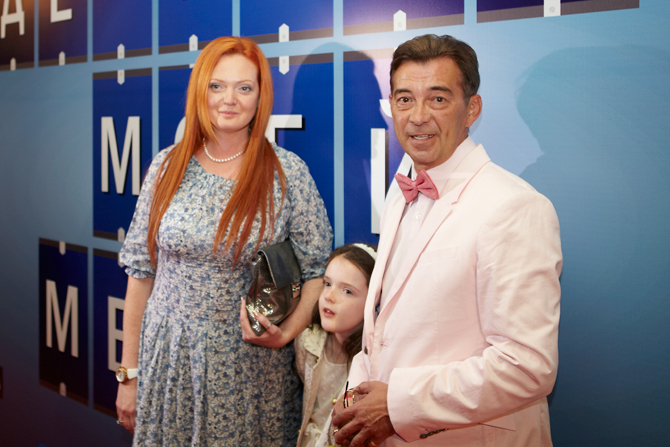 Николая Добрынина на премьере поддерживала семья