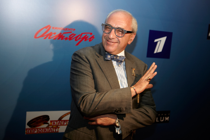 Знаменитый адвокат Александр Добровинский тоже сыграл одну из ролей в "Дедушке моей мечты", чем немало удивил зрителей