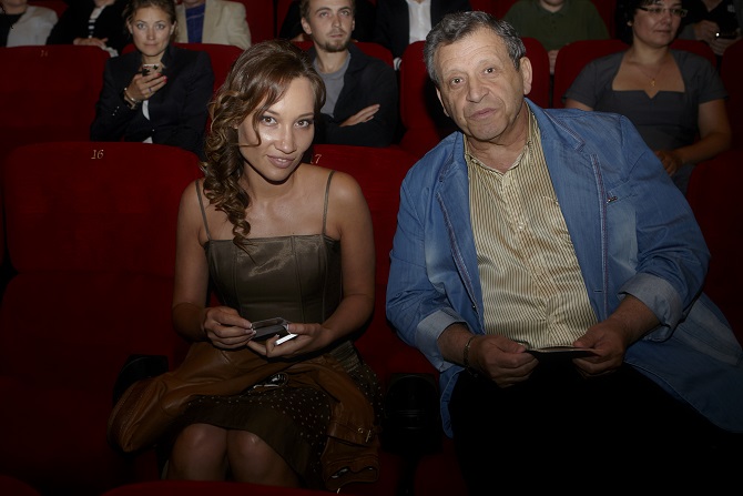 Комментариев о личной жизни режиссер не дает, а вот фотографировать свою спутницу разрешает