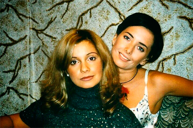 24 июля 2015 года минуло 40 дней после смерти популярной исполнительницы, бывшей участницы "Блестящих" Жанны Фриске. Ее коллега по группе и близкая подруга Ольга Орлова поделилась в Instagram уникальными архивными снимками