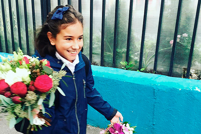 Отечественные звезды привели своих отпрысков в школу. Дочь певицы Анастасии Кочетковой в этот день несет аж два букета