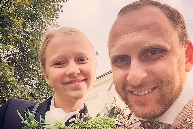 Резидент Comedy Club Гавр сопровождал дочь в школу