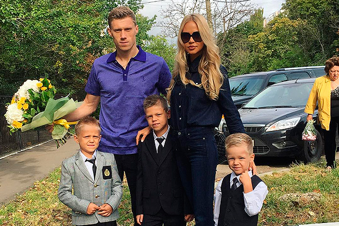 Для семьи Погребняк 1 сентября стал особенным днем - сыновья впервые пошли учиться в московскую школу