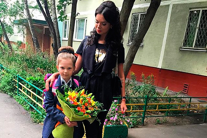 Подруга Ксении Бородиной Катя Жужа сделала дочке к 1 сентября стильную прическу