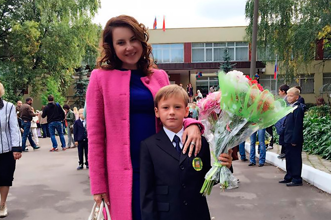 Прославленная фигуристка Ирина Слуцкая отвела сына во второй класс