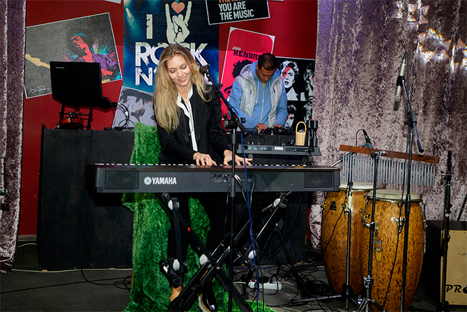 Артистка сыграла на синтезаторе и спела игривые, но в то же время лиричные композиции о любви