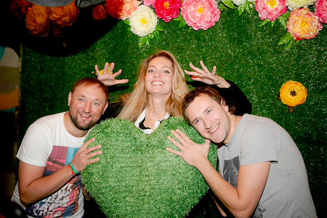 Исполнительница, в свою очередь, успела подурачиться со звездными коллегами