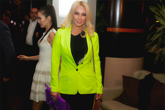 Ведущая Лера Кудрявцева принесла с собой яркий сверток в подарок имениннику, но рассказывать, что прячет упаковка, ведущая отказалась