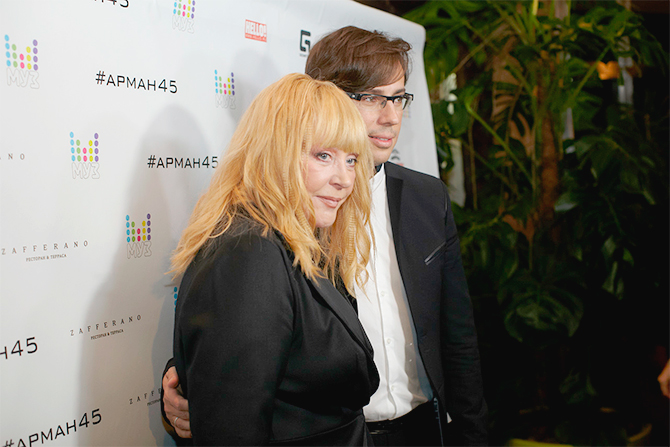 Звезды с удовольствием позировали перед объективами фотокамер, не стала исключением и похорошевшая Алла Пугачева, которая также уделила минутку прессе