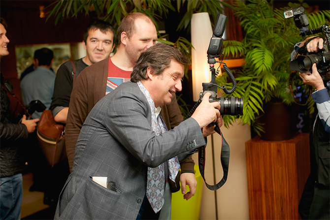 Отар Кушанашвили приехал на звездное мероприятие раньше остальных гостей и, чтобы даром не терять время, решил освоить новую профессию