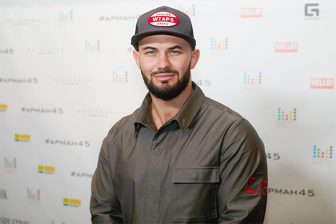 Без жены, но в хорошем расположении духа пришел рэпер Джиган