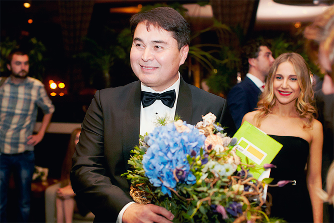 Среди звезд мелькал и сам виновник торжества, 45-летний Арман Давлетьяров. Именинник скромно принимал подарки и поздравления от гостей