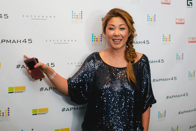 А вот Анита Цой, прибывшая на праздник с супругом Сергеем, предпочла позировать в одиночестве