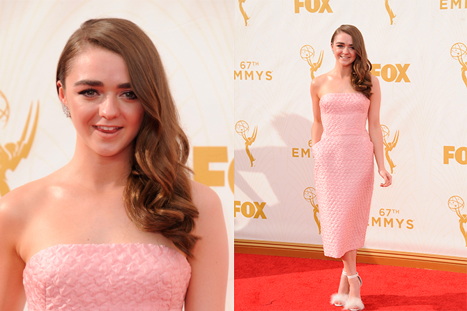 А ее коллега по популярному сериалу Мэйси Уильямс наоборот выбрала для "Эмми" очень женственный образ в постельных тонах