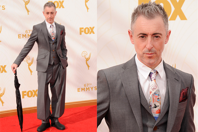 Самый яркий мужской образ продемонстрировал актер Алан Камминг, который вышел на красную дорожку в экстравагантном сером костюме и с зонтом-тростью