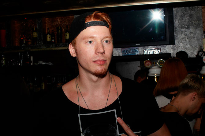 Никита Пресняков и его рок-группа Multiverse представили публике новый клип на песню "Выстрел". Музыканты во главе с внуком примадонны отечественной эстрады в рамках мероприятия устроили концерт и немного похулиганили на сцене