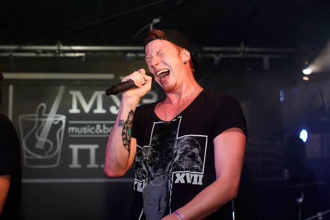 Внук Пугачевой со своей командой Multiverse отыграл короткий концерт, однако юные поклонницы долго не отпускали Никиту со сцены, требуя спеть на "бис"