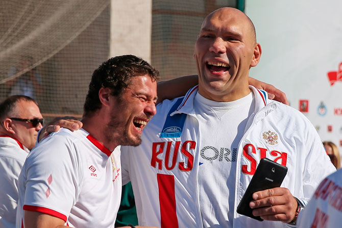 Несмотря на негласный отказ от общения с прессой Сафин ведет активный образ жизни. Он регулярно посещает различные мероприятия со своим коллегой-депутатом Николаем Валуевым