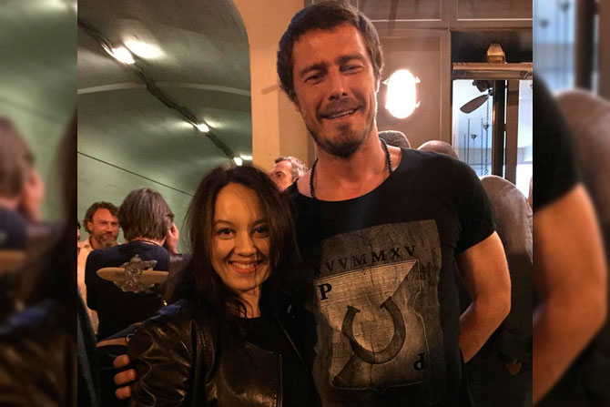 Никогда не отказывает спортсмен в совместном фото и своим фанатам. Тем более когда поклонница является твоей однофамилицей, да еще и певицей