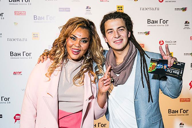 Насладиться картинами великого автора пришла певица Корнелия Манго