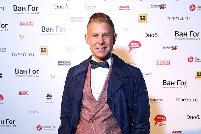 Популярный певец Митя Фомин как всегда появился на людях в гордом одиночестве, но зато в роскошном костюме