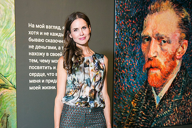 Актриса Наталия Лесниковская также не смогла пропустить выставку, посвященную работам великого автора