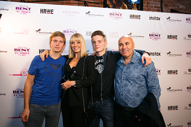 Популярная певица Валерия ее муж Иосиф Пригожин и сыновья Арсений и Артемий пришли на на презентацию нового формата радиостанции BEST FM – Лучшее радио. На вечеринке, которую посетило много звезд, исполнительница спела одну из своих песен