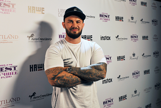 Оставил жену дома и пришел развлекаться в кругу коллег и реп-исполнитель Джиган