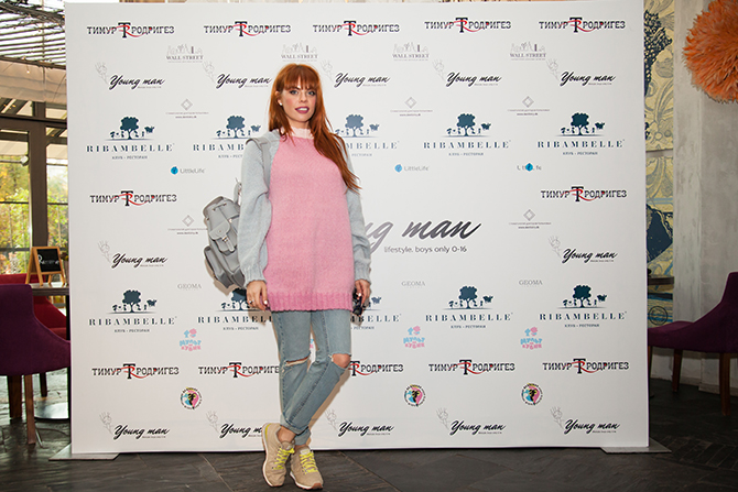 Анастасия Стоцкая фотографировалась, пока ее четырехлетний сын Александр играл с другими детьми