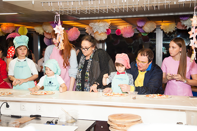 В кулинарном поединке приняли участие и дети, и родители