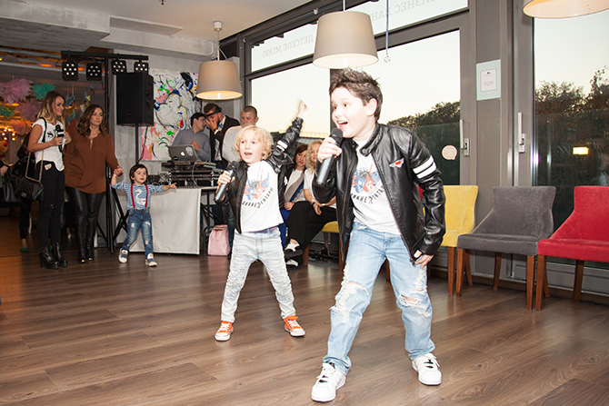 Развлекали малышей маленькие солисты группы "Дикие гитары"