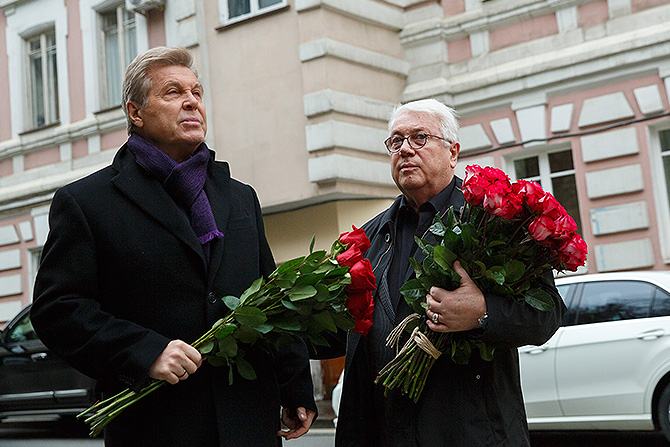 Возложить цветы к монументу прибыли и народные артисты России Лев Лещенко и Владимир Винокур