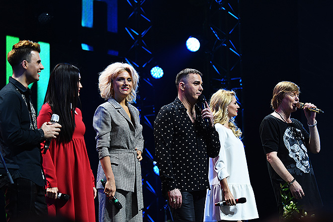 "Иванушек" поздравили участницы группы "Фабрика"