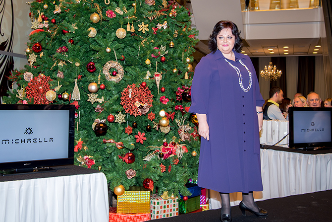 Народная артистка России Наталья Егорова продемонстрировала платье-рубашку глубокого фиолетового цвета