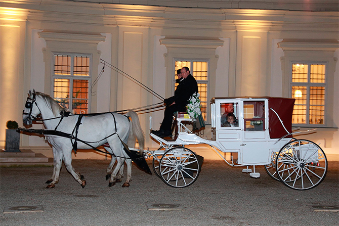 К месту торжества молодые прибыли на белой карете