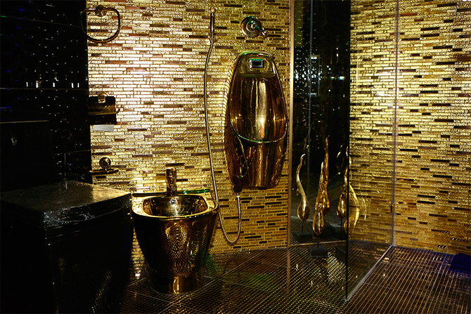 Дни.Ру выяснили как живет известный продюсер группы "На-на" Бари Алибасов. Наш корреспондент побывал в квартире звезды, которая поражает воображение