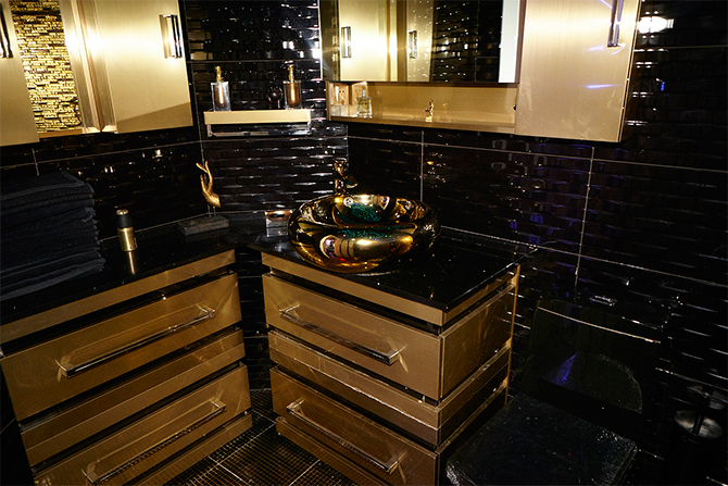 В такой золотой ванной каждый может почувствовать себя королем