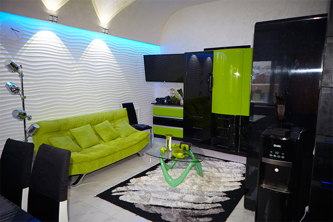 Сглаживает впечатление обеденная зона в бело-зеленых тонах