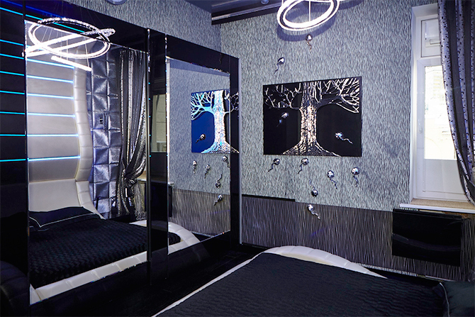 А спальня продюсера больше напоминает космический корабль