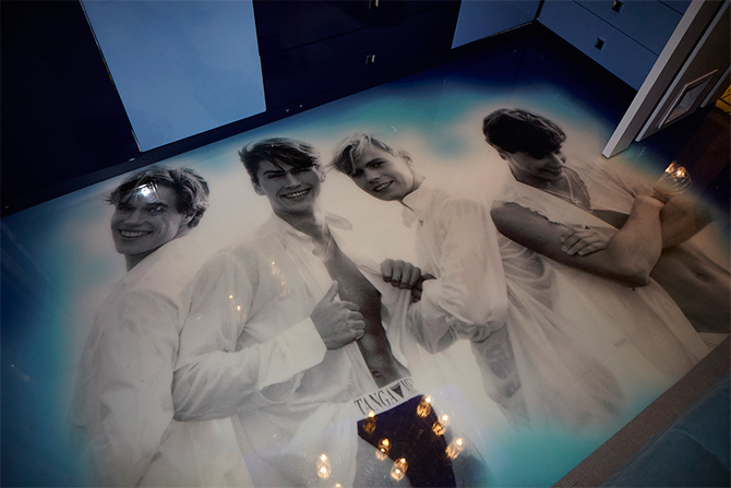 Пол в гардеробной Алибасов посветил своим подопечным — знаменитым на-найцам