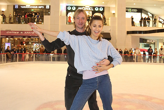 На лед ТРК VEGAS Крокус Сити вышел Евгений Плющенко, который провел мастер-класс для воспитанников детских домов и реабилитационных центров, к фигуристу присоединилась Виктория Боня. Спортсмен показал телеведущей как правильно держаться на коньках и даже нежно обнял звезду