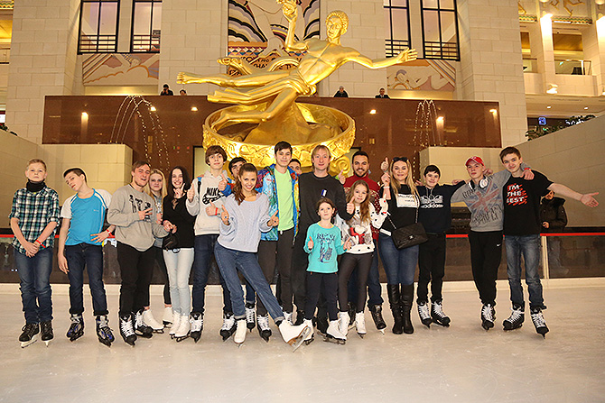 В конце все участники фигурного мастер-класса сфотографировались со знаменитостями