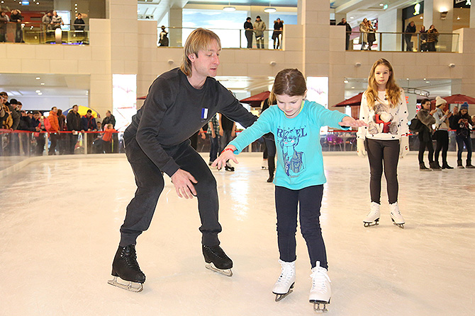Также ребята получили возможность выйти на лед вместе со знаменитым фигуристом