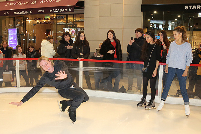 Плющенко показал собравшимся пару фирменных трюков