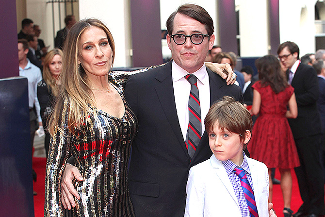 Девочек-близнецов актеров Сары Джессики Паркер и Мэттью Бродерика, у которых есть старший сын, также вынашивала суррогатная мать